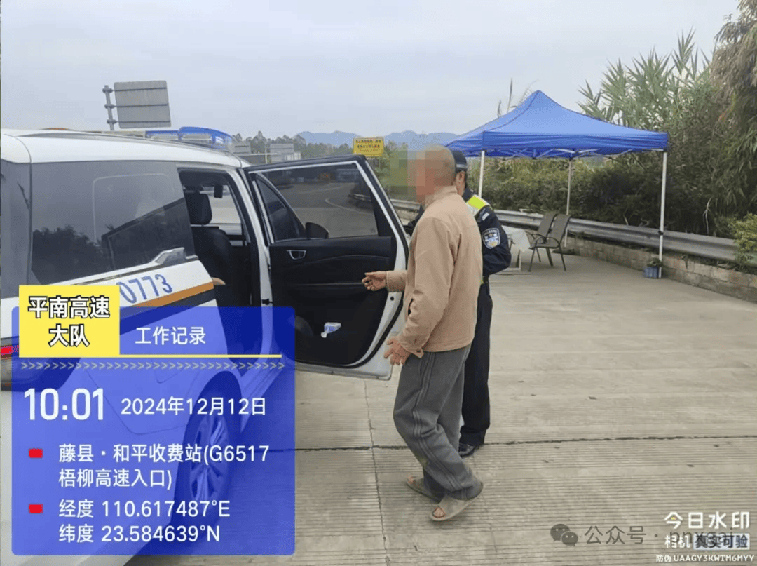 17梧柳高速 民警及时劝离除险情K8凯发国际平南一老人误入G65(图1)
